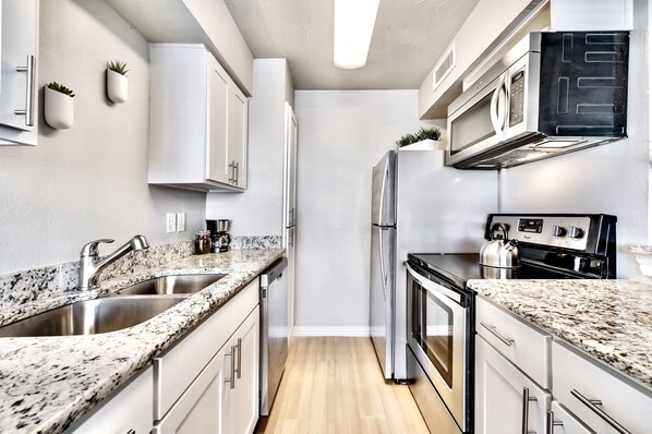 Refrigerador, microondas, horno y parrilla de estufa