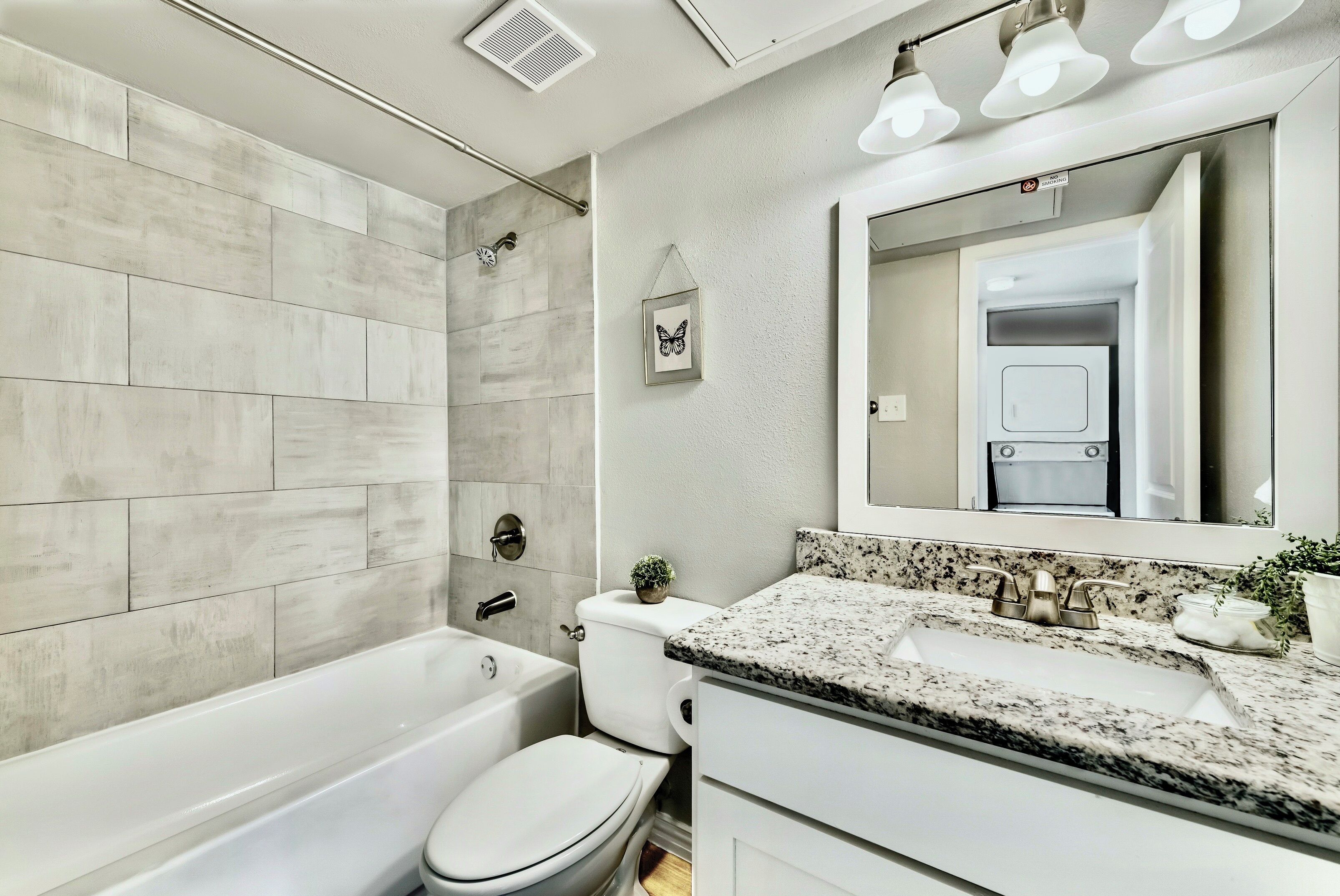 Tina con regadera, secadora de cabello, toallas, jabón 