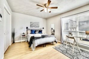 1 habitación, tabla de planchar con plancha y cuna de viaje