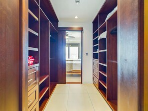 3 habitaciones, tabla de planchar con plancha y cuna de viaje