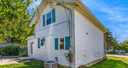 Quaint, budget-friendly home walking distance to town with grill - dog-friendly