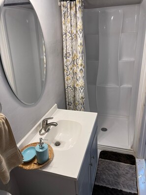 Shower, hair dryer, towels, soap - Cozy ,Charming and Comfy Tiny Home with Beautiful View in a Quiet Area (Greensboro)