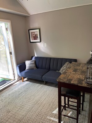 Smart TV - Cozy ,Charming and Comfy Tiny Home with Beautiful View in a Quiet Area (Greensboro)
