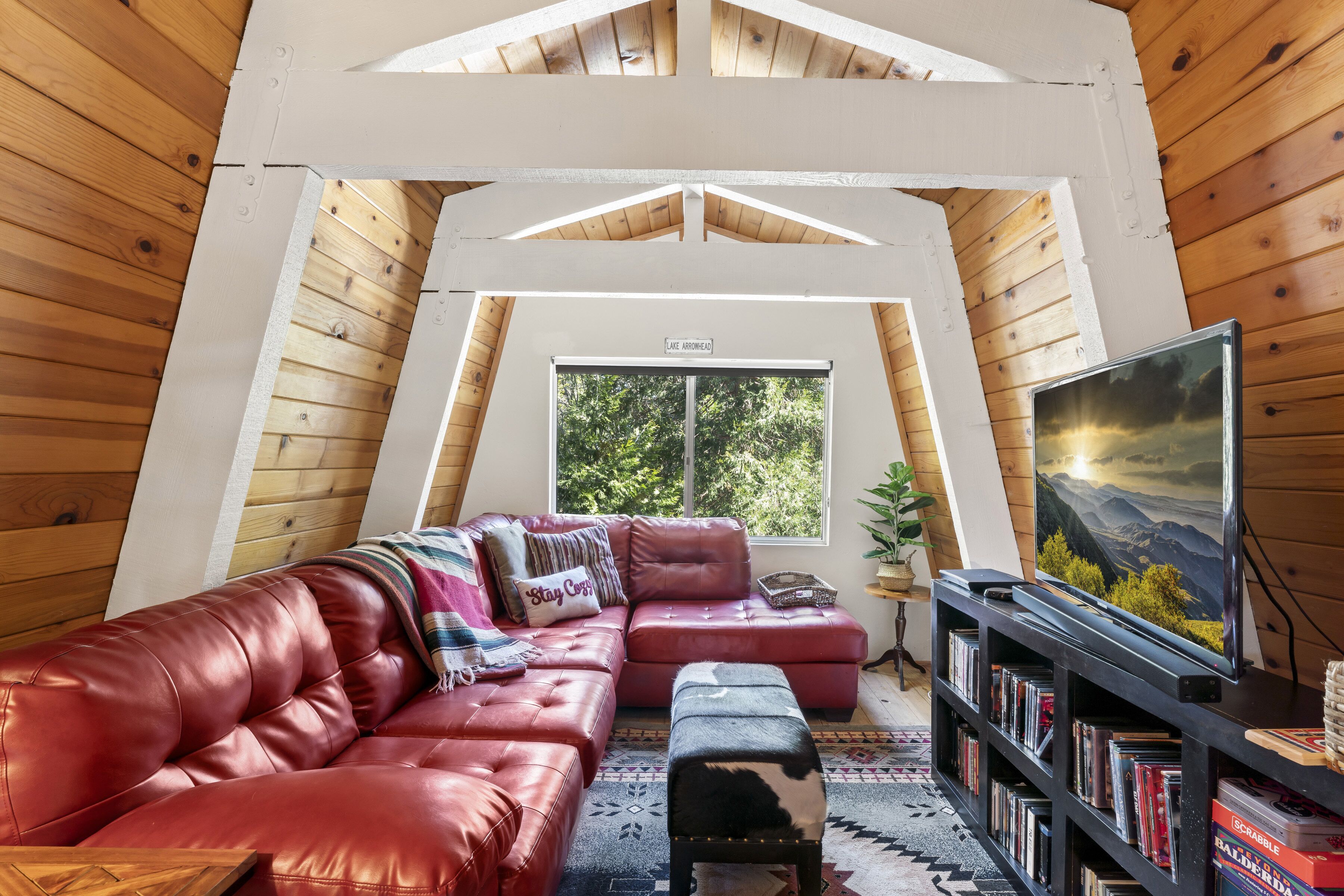 Cozy, quiet cabin in the woods with hot tub!