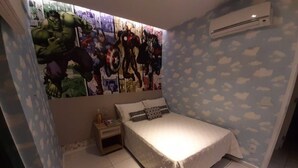 A bedroom with a bed, a nightstand, a wall mural, and an air conditioning unit. - Lindo AP completo no Braga em Cabo Frio (Cabo Frio)