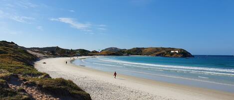 Playa en los alrededores, playa de arena blanca y 20 bares en la playa