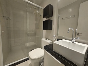 Superior Apartment | Bilik Mandi | Pancuran mandi, pengering rambut, tuala disediakan, tisu tandas 