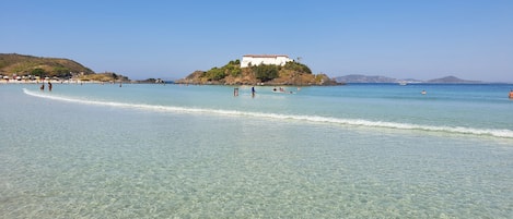 Beach nearby, white sand, 20 beach bars