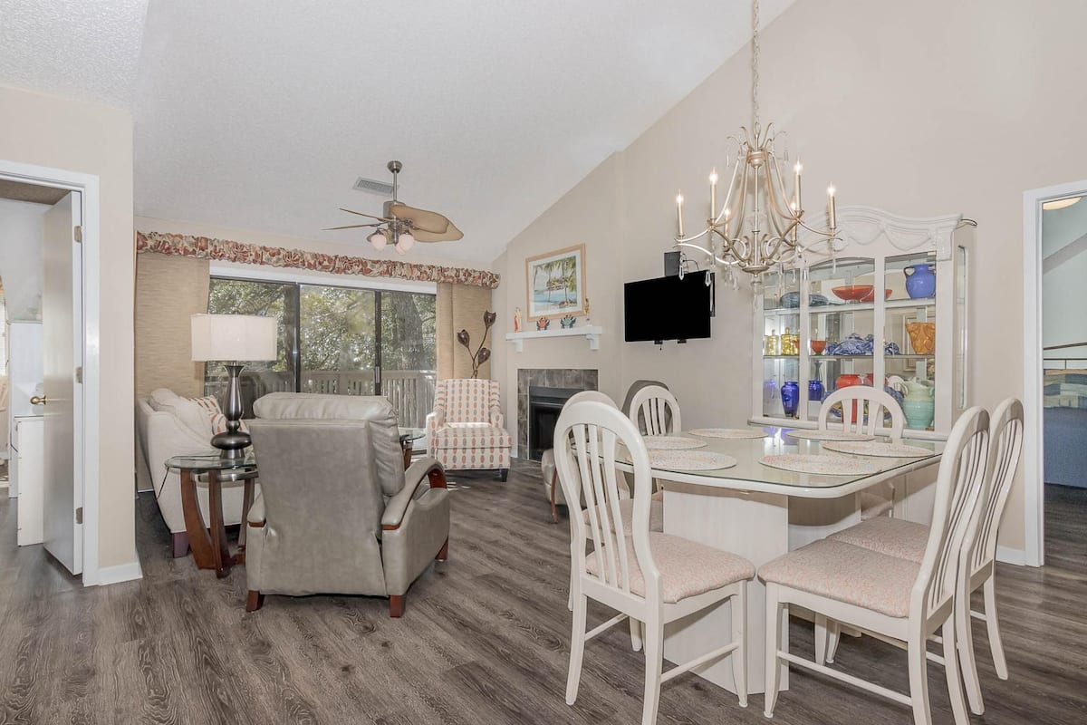 Villa, 3 Bedrooms | Private kitchen | Oven, dining tables