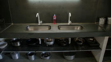 Frigorífico, horno, placa de cocina y cafetera o tetera