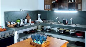 Réfrigérateur, four, plaque de cuisson, cafetière/bouilloire