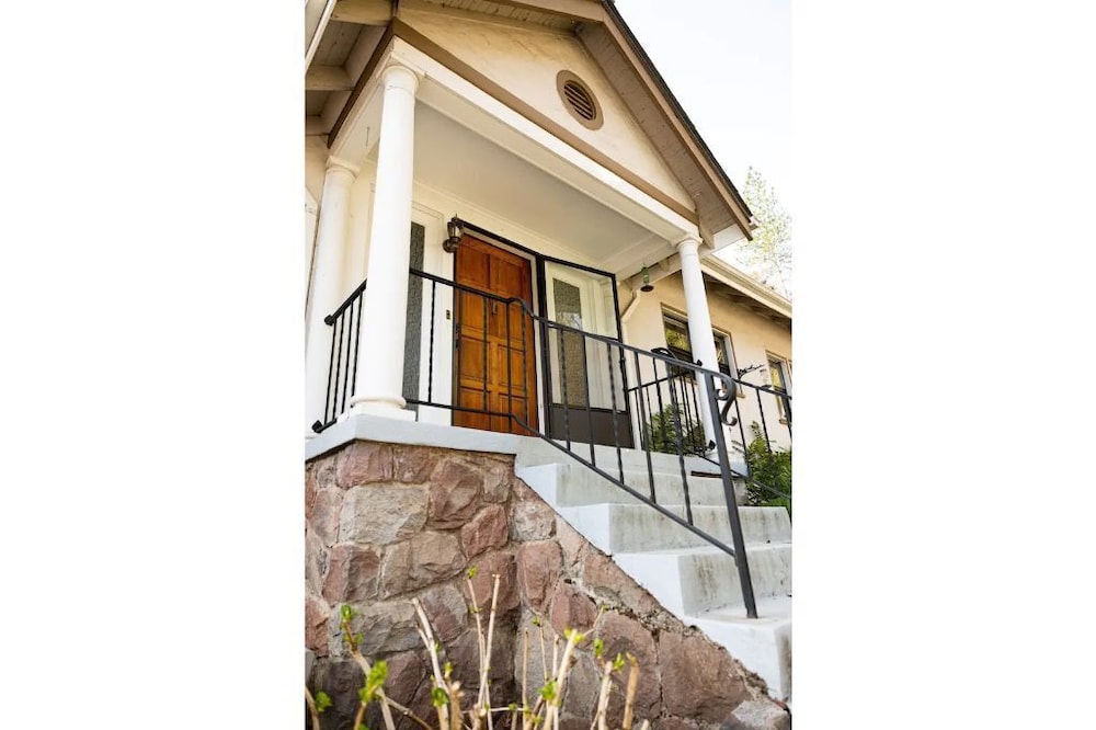 Spacious Home; close to ski park, trails, downtown