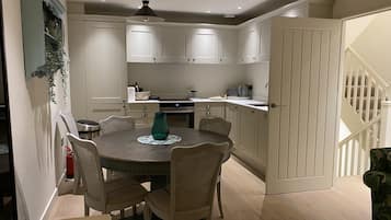 Classic House, Ensuite | Dining