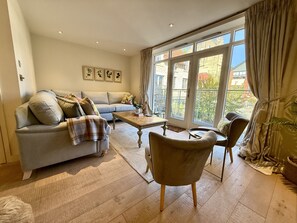 Classic House, Ensuite | Lounge - Walcot Yard in Bath (Bath)