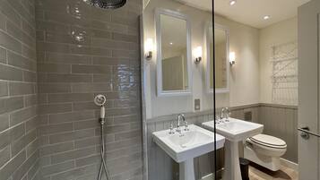 Classic House, Ensuite | Bathroom