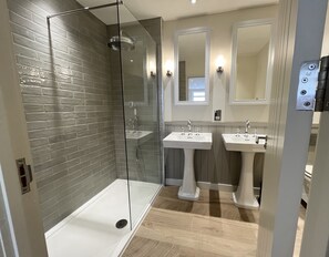 Classic House, Ensuite | Bathroom