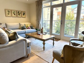 Classic House, Ensuite | Lounge - Walcot Yard in Bath (Bath)