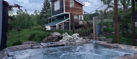 Outdoor spa tub
