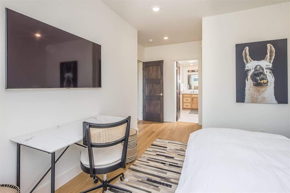 4 habitaciones, escritorio, tabla de planchar con plancha y wifi