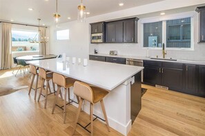 Jääkaappi, mikroaaltouuni, uuni, liesi