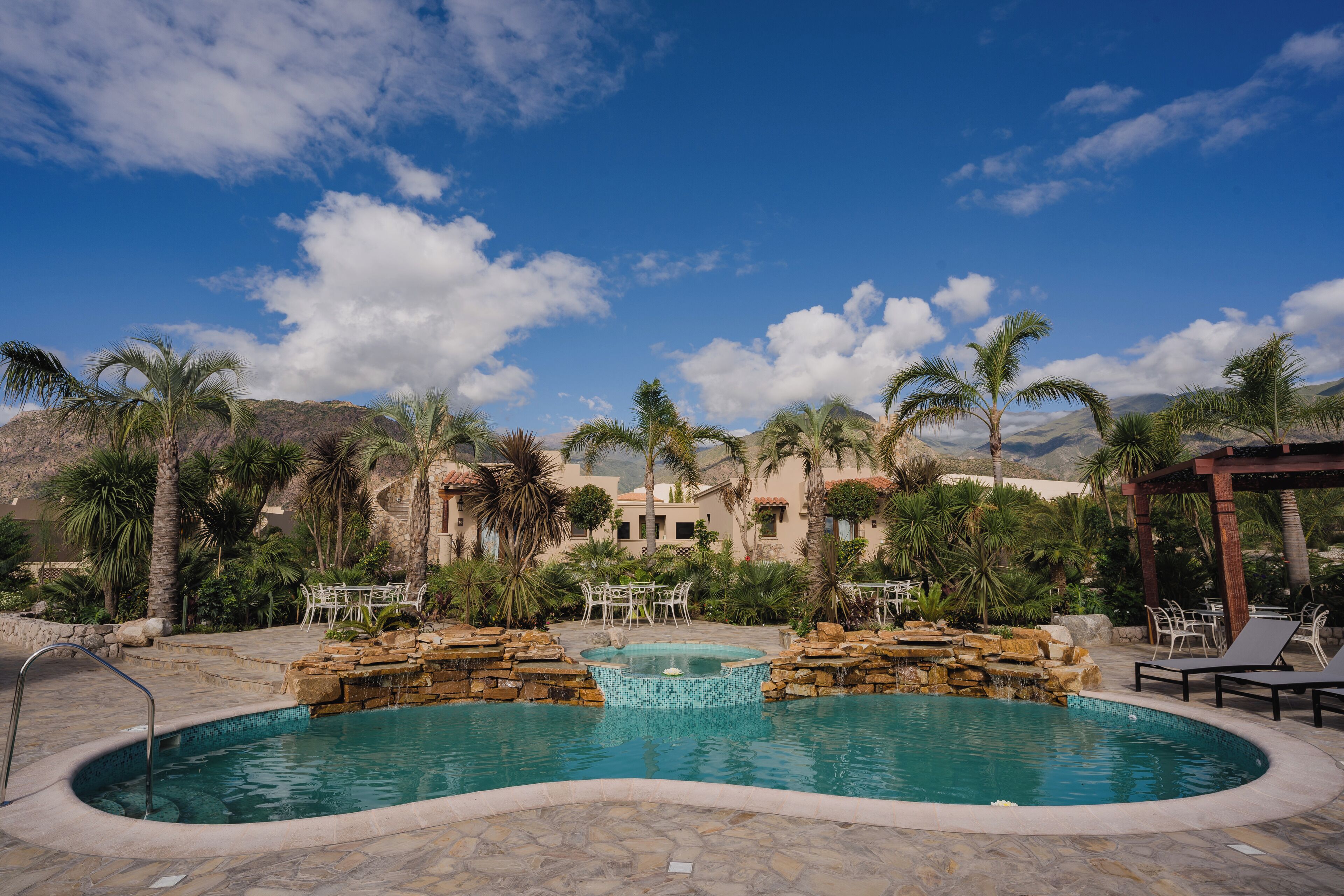 2 utendørsbassenger, bassengtelt (inkludert) og bassengparasoller