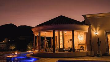 2 piscines extérieures, cabanons gratuits, parasols de plage