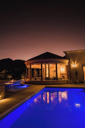 2 piscines extérieures, cabanons gratuits, parasols de plage