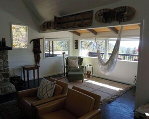 Smart TV, fireplace - SHADOW PINE LODGE 1925 OLD HUNTING LODGE. (Idyllwild-Pine Cove)
