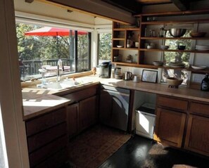 Fridge, microwave, oven, stovetop - SHADOW PINE LODGE 1925 OLD HUNTING LODGE. (Idyllwild-Pine Cove)