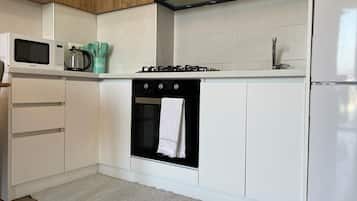 Geladeira, micro-ondas, fogão, cooktop
