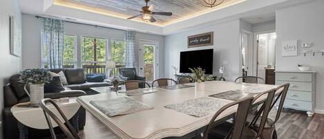 Casa adosada, varias camas, balcón, vistas al jardín (Blue Oak Hideaway) | Restauración