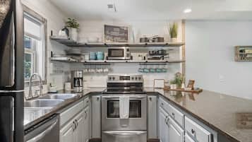 Townhouse, Beberapa Tempat Tidur, balkon, pemandangan kebun (Blue Oak Hideaway) | Dapur pribadi | Mesin pembuat kopi/teh