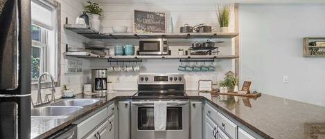 Maison mitoyenne, plusieurs lits, balcon, vue jardin (Blue Oak Hideaway) | Cuisine privée | Cafetière/bouilloire