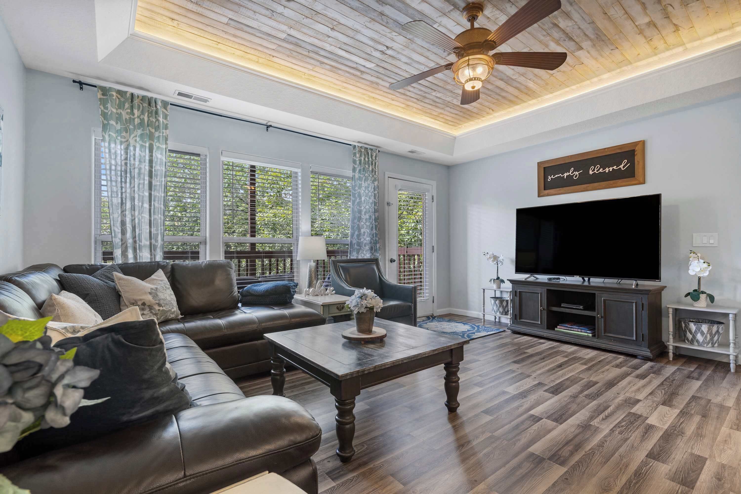 ทาวน์โฮม, หลายเตียง, ระเบียง, วิวสวน (Blue Oak Hideaway) | บริเวณนั่งเล่น | ทีวีจอแบน 42 นิ้ว พร้อมช่องดิจิตอล