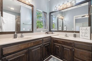 タウンホーム ベッド (複数台) バルコニー ガーデンビュー (Blue Oak Hideaway) | バスルーム | タオル、トイレットペーパー