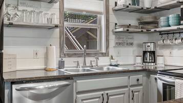 Townhouse, Beberapa Tempat Tidur, balkon, pemandangan kebun (Blue Oak Hideaway) | Dapur pribadi | Mesin pembuat kopi/teh