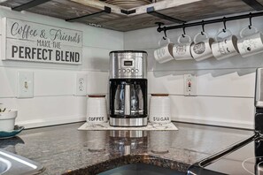 聯排別墅, 多張床, 陽台, 花園景觀 (Blue Oak Hideaway) | 私人廚房 | 咖啡機/沖茶器