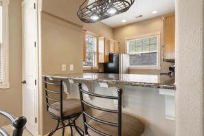 Condo, Multiple Beds, Balcony, Mountain View (Blue Bird Hideaway) | Interior