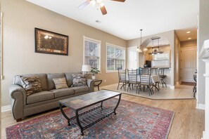 公寓客房, 多張床, 陽台, 山景 (Blue Bird Hideaway) | 起居區 | 42-吋平面電視、數位頻道、壁爐