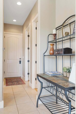 Condo, Multiple Beds, Balcony, Mountain View (Blue Bird Hideaway) | Interior