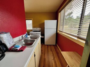 Kjøleskap, mikrobølgeovn, ovn og kokeplater