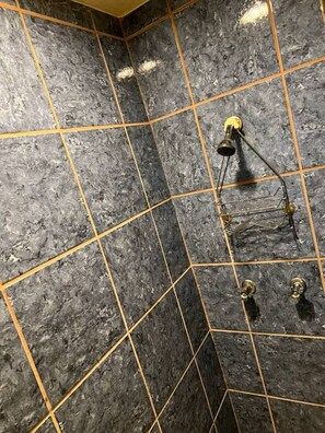 Secador de cabelo, toalhas de banho