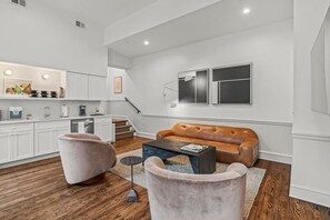 TV, offices - Luxury Ritt Sq. | Parking | Hosted By StayRafa (Philadelphia)