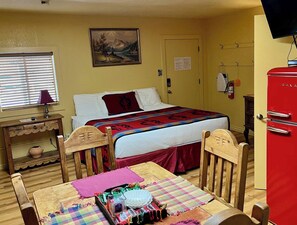 Tabla de planchar con plancha, wifi gratis, ropa de cama