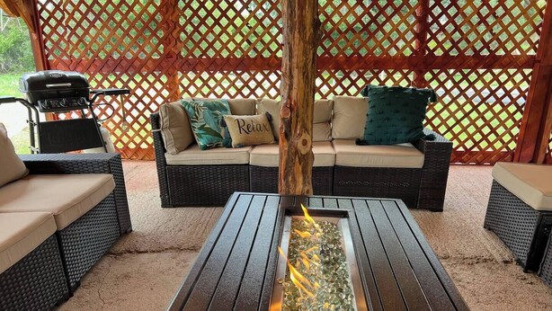 Terrace/patio - Lovely Pet-Friendly Suite with Kitchen at Lake Roberts (Lake Roberts)