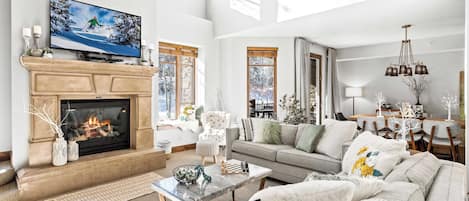 Appartement, Meerdere bedden, balkon, uitzicht op bergen (Calming Canyons Penthouse) | Woonruimte | Een 42-inch flatscreentelevisie met digitale zenders en een open haard