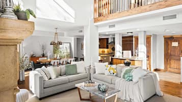 Apartment, Mehrere Betten, Balkon, Bergblick (Calming Canyons Penthouse) | Wohnbereich | 42-Zoll-Flachbildfernseher mit Digitalempfang, Kamin