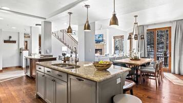 Condo, Berbilang Katil, Balcony, Mountain View (Calming Canyons Penthouse) | Tempat makan