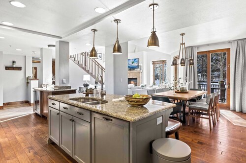 Calming Canyons Ski-in/ski-out Luxe Penthouse