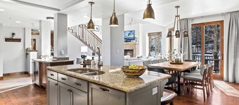 Calming Canyons Ski-in/ski-out Luxe Penthouse